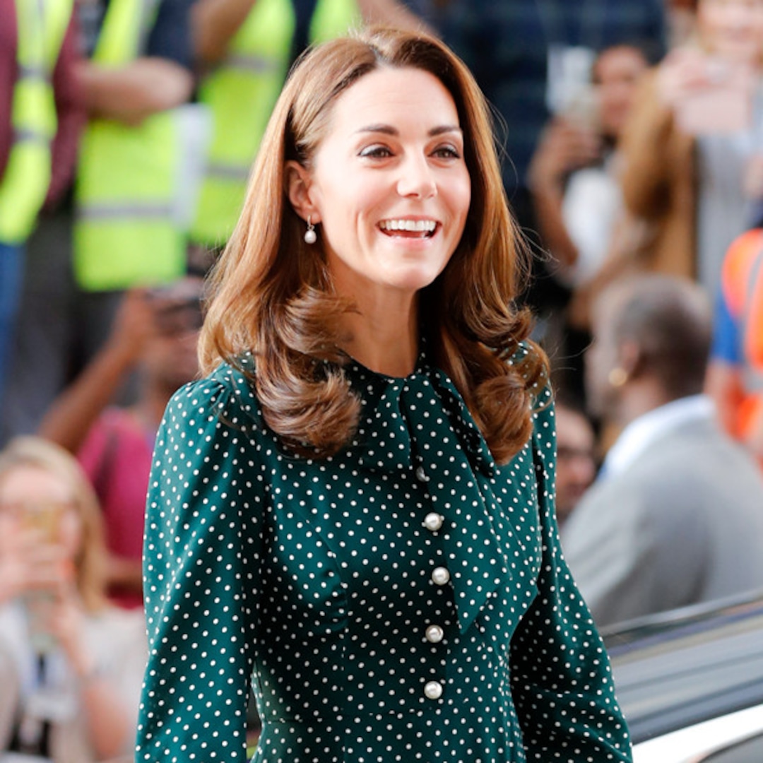 Kate Middleton Shocks Tourists by Driving Herself to Buckingham Palace
